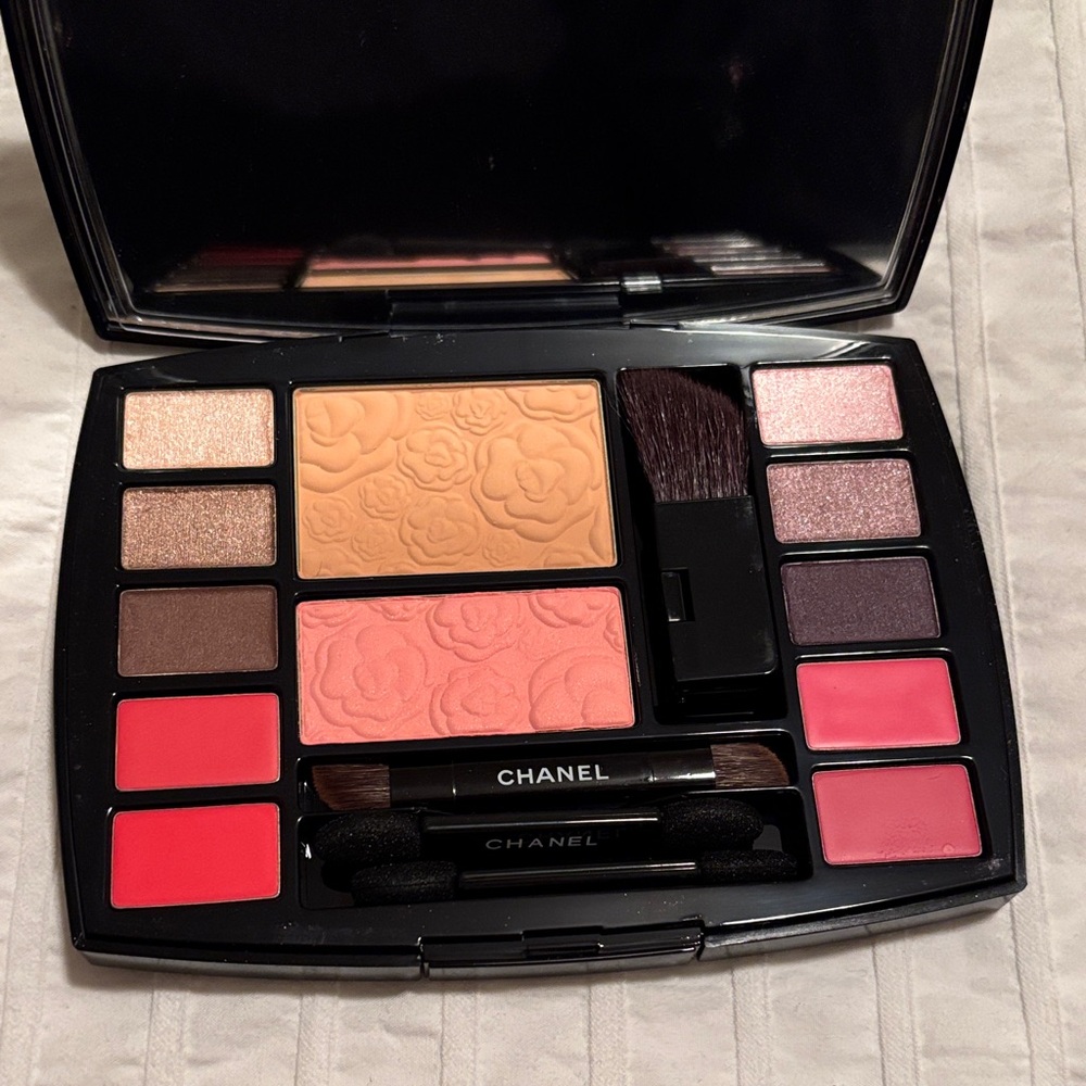 CHANEL Eyeshadow Palette with Pink and Brown Hues